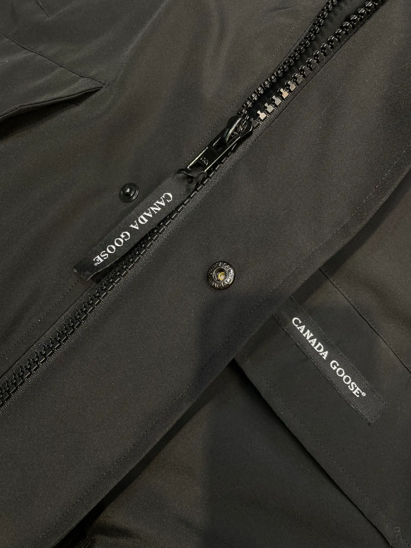 P780 high-end version Canada Goose Canada Goose #Chilliwack 7999M bomber jacket short down jacket/01 model #Men and Women Same Style# ➖ Genuine synchronous anti-counterfeiting chip sensor! ➖ Imported 21S polyester-cotton blended original fabric [last year’s 16S/18S hard fabrics have been completely eliminated, this year all use 21S genuine synchronous fabrics, the soft mid-strap feels delicate and textured], genuine synchronous Feather-Light 10D waterproof coating fabric, made of 84.5 polyester fiber and 15.5 cotton, 100% the best feel in the entire network! ➖ The genuine official website is synchronized with the national standard 80 white duck down, you can check the official website customer service, there will never be a series of misleading claims such as 90 down or goose down! ➖ Using the best nylon lining with double double-layer sealing design, velvet-proof No. 7 needle + grid-filled down ready-made garments, there is 100% no so-called velvet running! ➖ The cuffs are designed with thickened seamless threads, and the collar and pockets are lined with top-quality polar fleece to keep you warm and comfortable! ➖ Yoshida YKK provides original custom-made electroplated sliders. YKK two-way lockable zippers are tight and smooth and will not peel off paint! ➖ 3M composite guarantees that the Velcro is the same as the original, durable, and all accessories and hardware are custom-made! ➖ Imported BEHRINGER embroidery machine to customize the 10,000-needle embroidery logo, 98% of which can be reproduced to restore the original logo. You can check and compare on the official website! ➖ The fur collars are all made of large pieces of Western Canadian blue wolf hide, ensuring that each fur collar is 13-15cm wide!   Size:XS-XXL